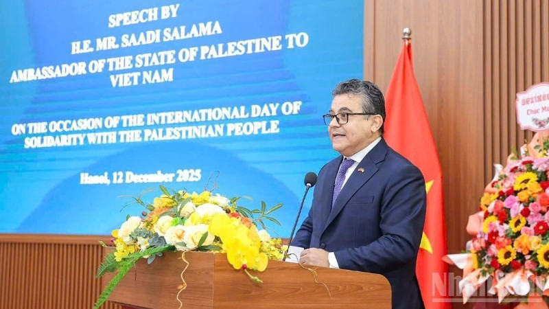 Palestinian Ambassador to Viet Nam Saadi Salama delivers remarks at the ceremony.