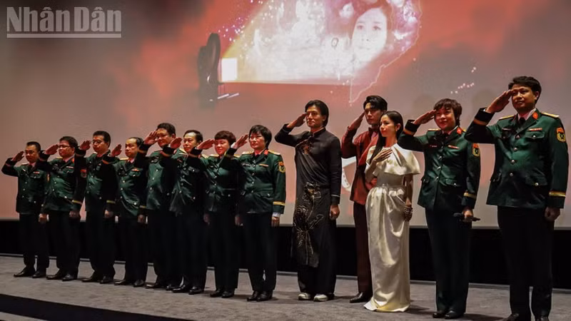 The film crew of “Mua Do” (Red Rain) at the closing ceremony of the “Vietnamese Cinema – A Journey of Light” film week.