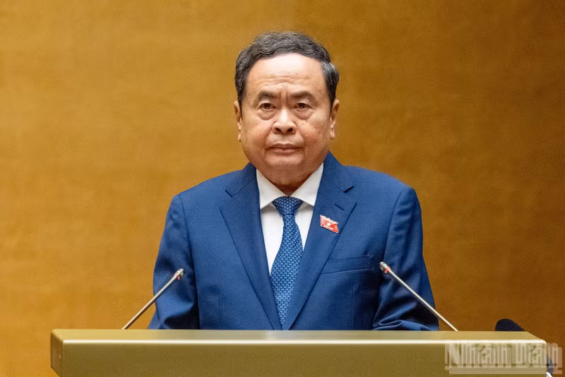 In his opening address, National Assembly Chairman Tran Thanh Man declared that the first extraordinary session of the 16th National Assembly was taking place as the country had just completed a one-year comprehensive and objective review of the reorganisation of administrative units at all levels and the operation of the two-tier local government system. He also emphasised that the nation was resolutely striving to achieve double-digit economic growth in 2026 and the years ahead.