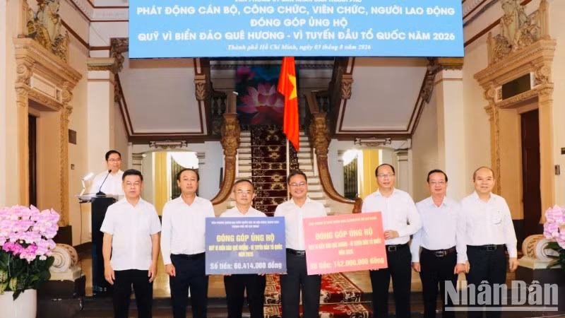 The Office of the National Assembly Deputies Delegation and the City People's Council, together with the Office of the City People's Committee, present a symbolic donation to the “For the Homeland's Seas and Islands – For the Nation's Frontline” Fund for 2026.