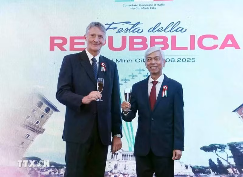 Vice Chairman of the HCM City People's Committee Vo Van Hoan (R) and Consul General of Italy in HCM City Enrico Padula at the celebration of the Italy's National Day on June 2 (Photo: VNA)