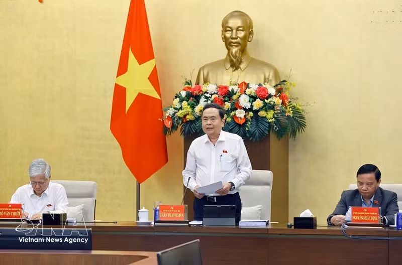 Politburo member, Secretary of the National Assembly (NA)'s Party Committee, and NA Chairman Tran Thanh Man speaks at the meeting at the NA House in Ha Noi on April 5, ahead of the first session of the 16th legislature. (Photo: VNA)