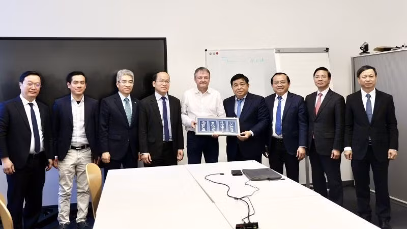 Deputy Prime Minister Nguyen Chi Dung and the delegation visited and worked with Technische Universität Berlin (TU Berlin), where a memorandum of understanding was signed between the National Innovation Centre (NIC) and TU Berlin. (Photo: NIC)