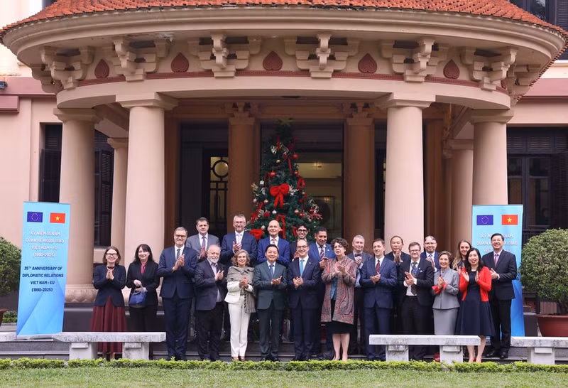 Deputy Prime Minister Tran Hong Ha meets with ambassadors and chargés d’affaires of the European Union (EU) in Vietnam on December 16. (Photo: VNA)
