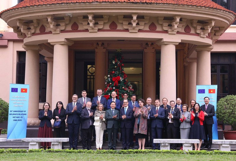 Deputy Prime Minister Tran Hong Ha meets with ambassadors and chargés d’affaires of the European Union (EU) in Vietnam on December 16. (Photo: VNA)