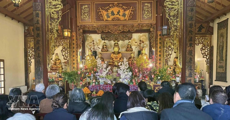 The Vietnamese community in France pray for peace at the Truc Lam Zen Monastery. (Photo: VNA)