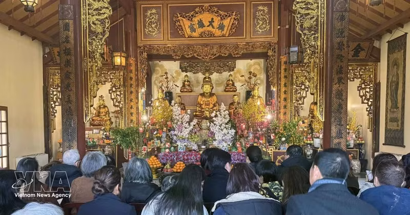 The Vietnamese community in France pray for peace at the Truc Lam Zen Monastery. (Photo: VNA)