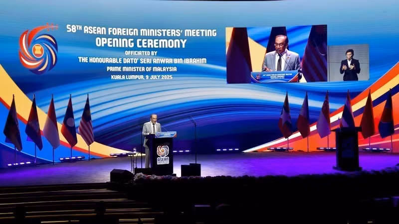 Malaysian Prime Minister Anwar Ibrahim delivers a speech at the Opening Ceremony of the 58th ASEAN Foreign Ministers’ Meeting (AMM-58). (Photo: MOFA)