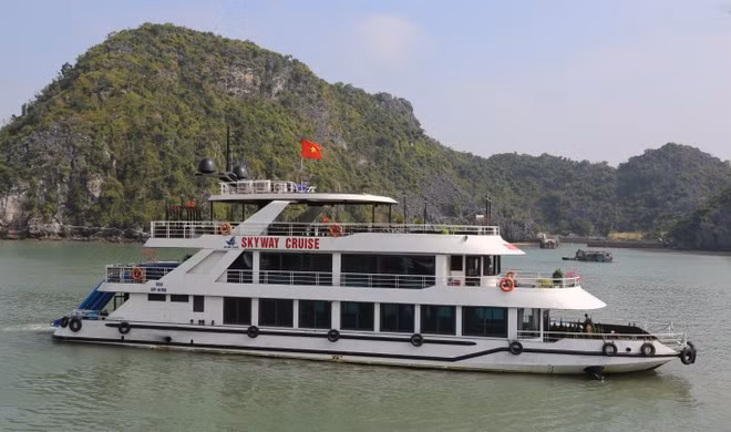 During the four-day holiday, Cat Ba welcomes 30,500 visitors, including 14,850 foreigners. (Photo: VNA)