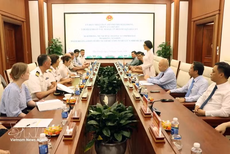 The meeting between Hai Phong officials and the delegation from the Royal Netherlands Navy frigate HNLMS De Ruyter on May 29 (Photo: VNA)