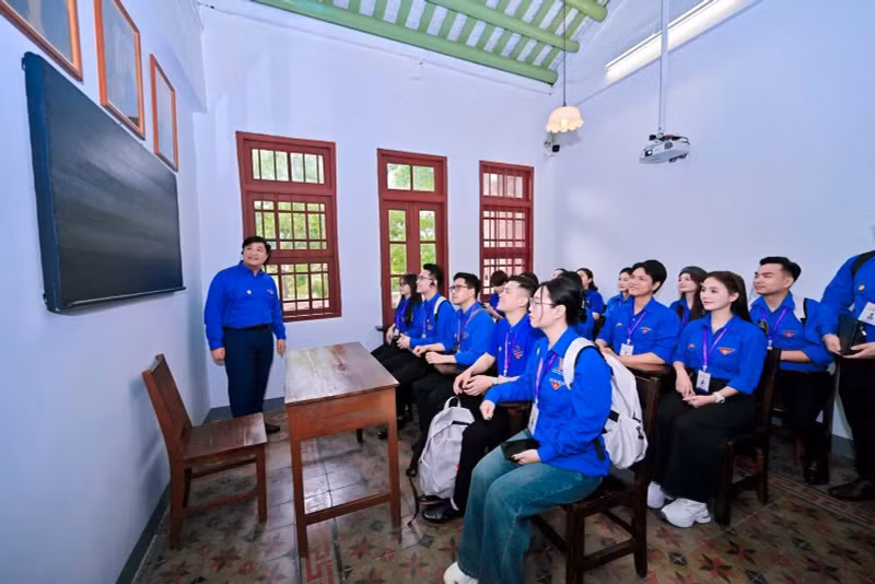 The delegation also visited the headquarters relic site of the Viet Nam Revolutionary Youth League at 248 and 250 Wenming Road, Yuexiu District, Guangzhou, China. It was here that patriot Nguyen Ai Quoc founded the Viet Nam Revolutionary Youth League in June 1925, laying the groundwork for a structured revolutionary organisation — the precursor to the Communist Party of Viet Nam.