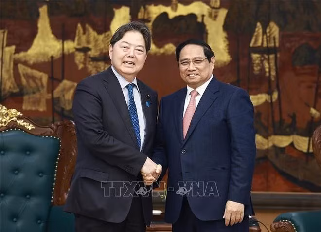 Prime Minister Pham Minh Chinh (R) and Japan’s Minister of Internal Affairs and Communications Hayashi Yoshimasa. Photo: VNA