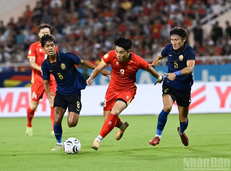 Striker Nguyen Dinh Bac (No. 9) dribbles the ball and opens the scoring for Viet Nam in the 18th minute at the match against Cambodia at My Dinh Stadium on August 7. (Photo: NDO)