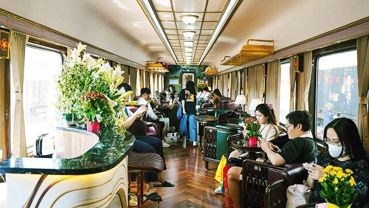 Passengers experiencing the “Hoa Phuong Do” luxury train.
