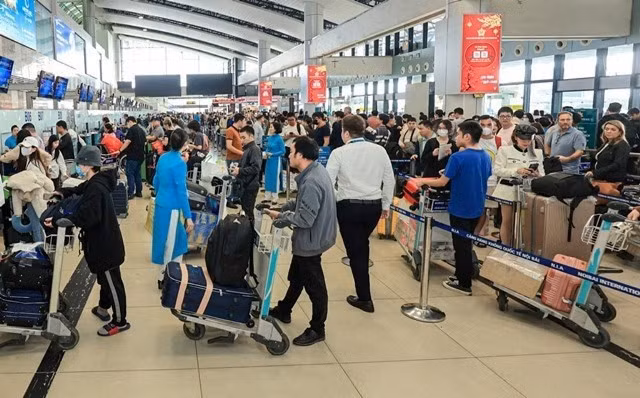 Noi Bai International Airport remains busy throughout the year, on both public holidays and ordinary days.