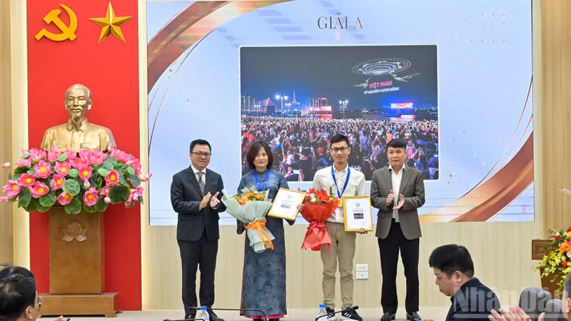The works “Ha Noi — A Beautiful and Modern City” by Tran Thu Ha and “The Era of Rising” by Nguyen Van Trung won the contest’s A Prize.