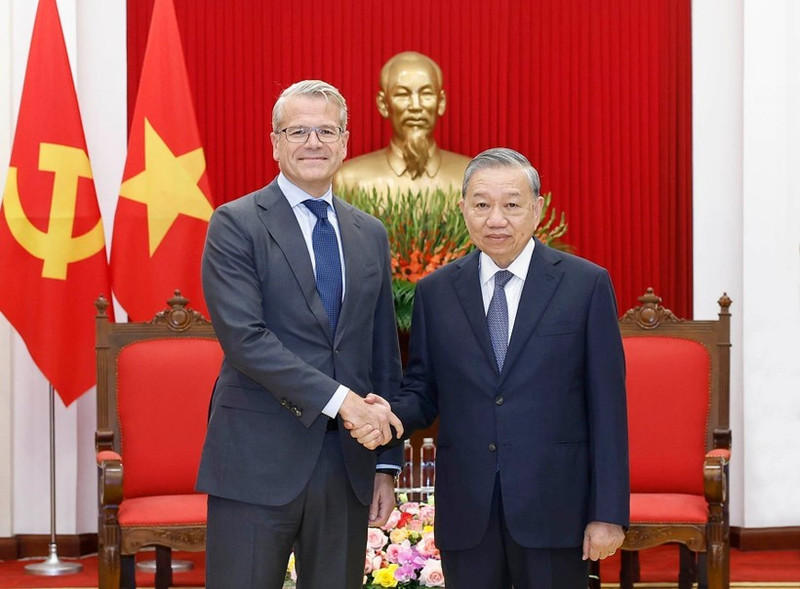 Party General Secretary To Lam receives Vincent Clerc, Chief Executive Officer of Denmark’s A.P. Moller – Maersk on November 18 in Ha Noi. (Photo: VNA)