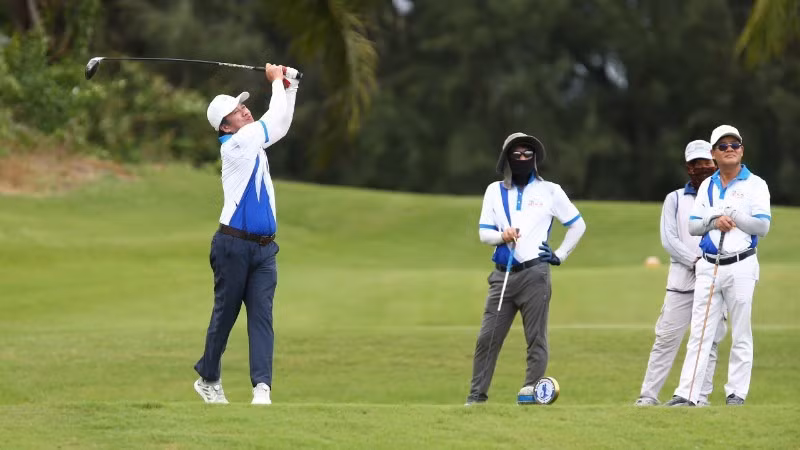 Golfers competing in the “I Love Viet Nam” golf tournament. (Photo: Tan Thanh)