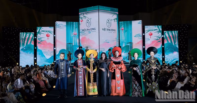 Designer Han Phuong (centre) and the participating artists greet the audience.