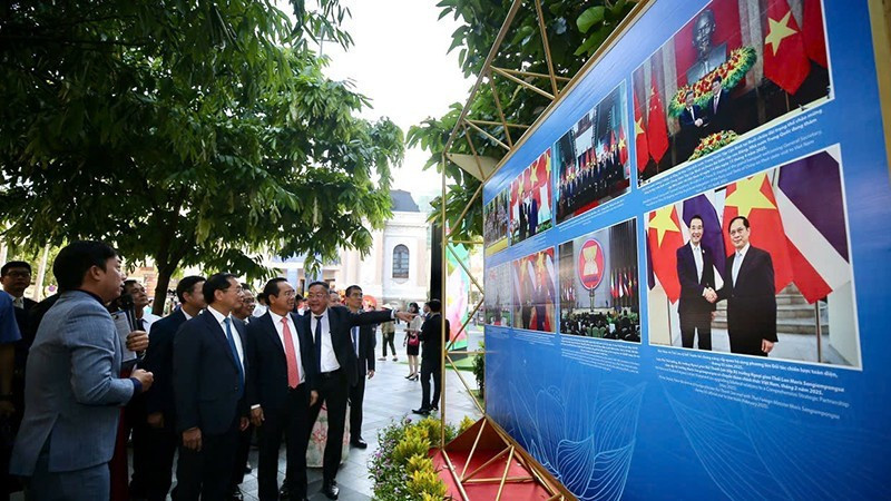 Photo: Delegates tour the exhibition. (Photo: Thanh Vu)