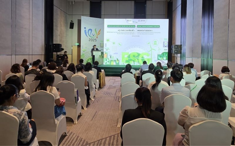 The thematic seminar “Innovation in building and implementing ESG strategies to respond to a period of turbulence”. (Photo: Kim Dung)