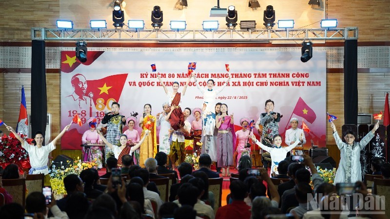 Delegates enjoyed a cultural performance during the ceremony. (Photo: DINH TRUONG)