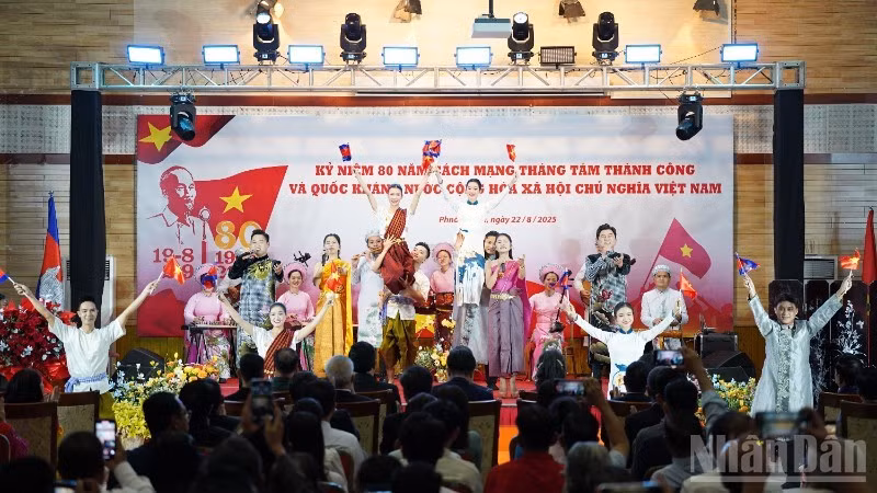 Delegates enjoyed a cultural performance during the ceremony. (Photo: DINH TRUONG)