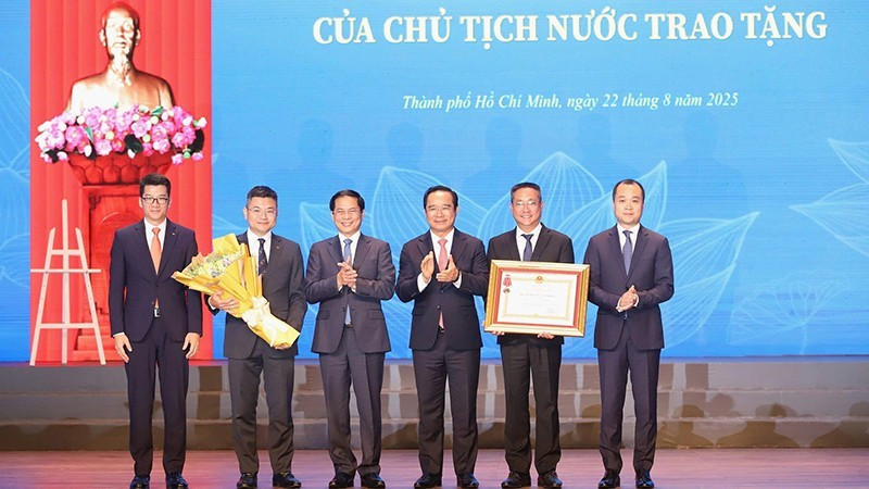 Deputy Prime Minister and Minister of Foreign Affairs Bui Thanh Son, authorised by the State President, presents the First-class Labour Order to the Ho Chi Minh City Department of External Relations. (Photo: NGO TUNG)