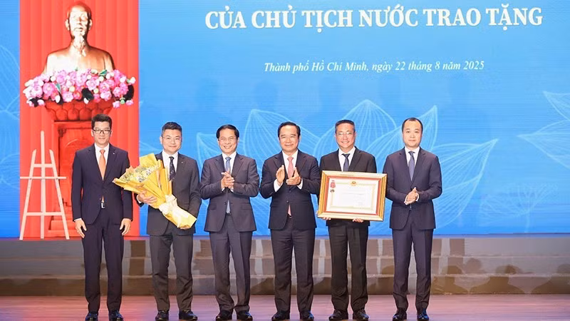 Deputy Prime Minister and Minister of Foreign Affairs Bui Thanh Son, authorised by the State President, presents the First-class Labour Order to the Ho Chi Minh City Department of External Relations. (Photo: NGO TUNG)