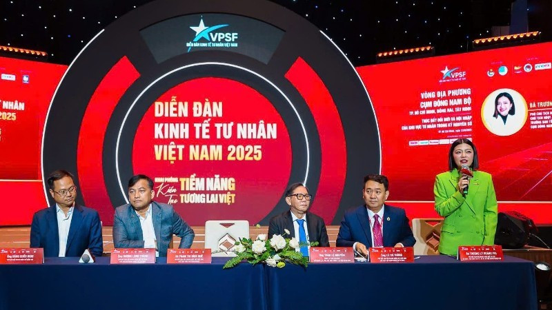VPSF representatives and enterprises exchanging views with the South-East region’s business community. (Photo: VPSF)