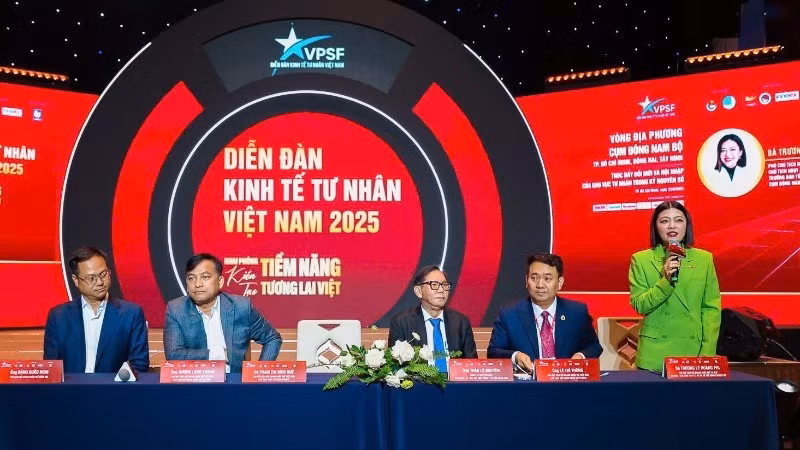 VPSF representatives and enterprises exchanging views with the South-East region’s business community. (Photo: VPSF)