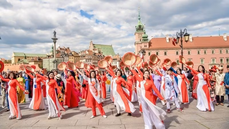 The ao dai performance by the Vietnamese community in Poland contributed to promoting the image of a friendly, tradition-rich Viet Nam to international friends. (Photo: Vietnamese Embassy in Poland)