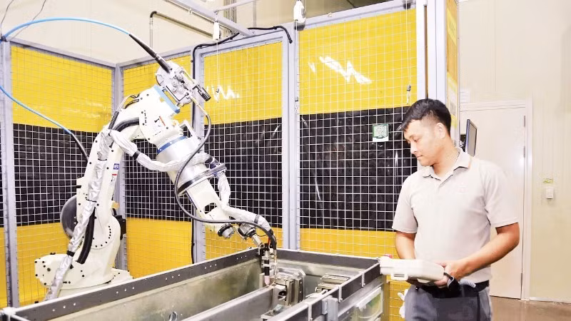 Robotics applied in production at Hanwha Aero Engines Factory in Hoa Lac Hi-Tech Park. (Photo: THANH HAI)