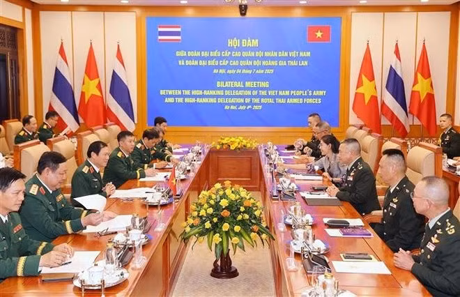 The talks between Chief of the General Staff of the Viet Nam People’s Army and Deputy Minister of National Defence Gen. Nguyen Tan Cuong and Chief of Defence Forces of Thailand Gen. Songwit Noonpackdee (Photo: VNA)