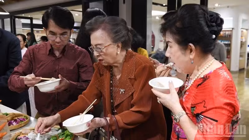 Guests delighted in tasting Vietnamese dishes. (Photo: Xuan Son)
