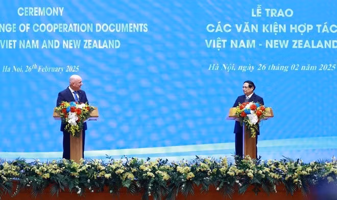 Prime Minister Pham Minh Chinh (Right) and New Zealand Prime Minister Christopher Luxon announce the upgrade of Viet Nam-New Zealand relations to a Comprehensive Strategic Partnership in Ha Noi on February 26, 2025. (Photo: VNA)