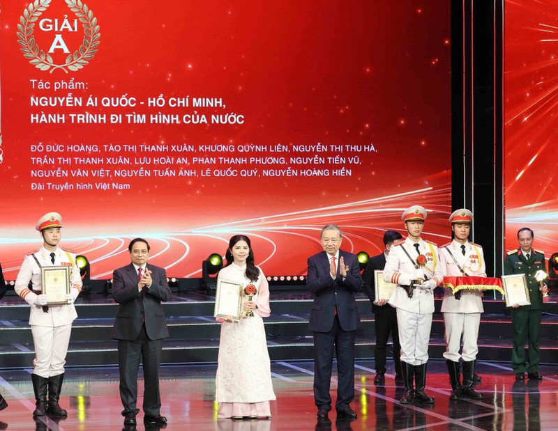 Party General Secretary To Lam and Prime Minister Pham Minh Chinh present Prize A at the Golden Sickle and Hammer Awards presentation ceremony in Ha Noi on February 3, 2026. (Photo: VNA)