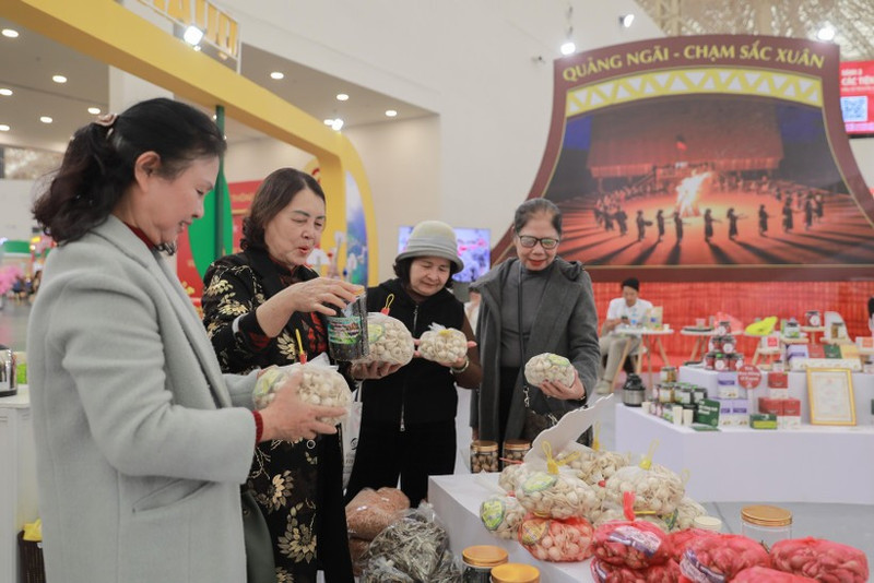 A wide range of attractively designed, locally distinctive products on display at Quang Ngai province’s booth at the Spring Fair 2026 is drawing large numbers of visitors and shoppers. (Photo: VNA)