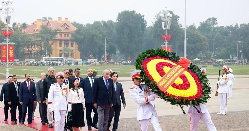 Jordanian House of Representatives Speaker Mazen Turki El Qadi and his delegation lay a wreath and pay tribute to President Ho Chi Minh at the late leader's mausoleum. (Photo: VNA)