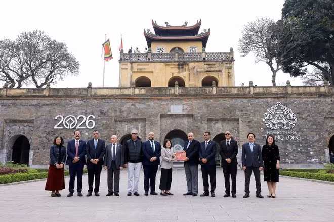 Leaders of the Thang Long – Ha Noi Heritage Conservation Centre present a book to Jordanian House of Representatives Speaker Mazen Turki El Qadi at the Thang Long Imperial Citadel. (Photo: VNA)