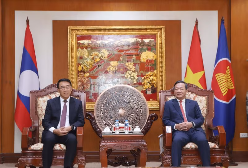 Vietnamese Ambassador to Laos Nguyen Minh Tam (R) and head of the Lao People’s Revolutionary Party (LPRP) Central Committee’s Commission for External Relations Bounleua Phandanouvong (Photo: VNA)