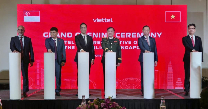Vietnamese Deputy Minister of National Defence Sen. Lieut. Gen. Hoang Xuan Chien (third, right) and delegates launch Viettel’s representative office in Singapore. (Photo: VNA)
