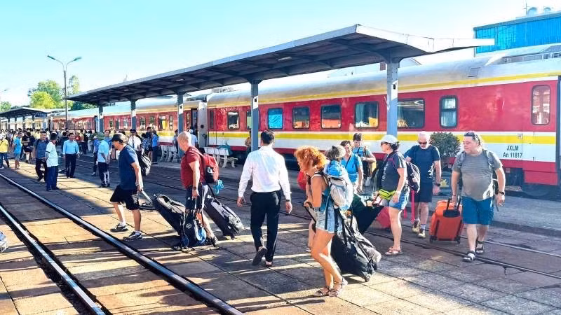 Tourists aboard the high-quality JQB1 train as it arrives at Dong Hoi Station.