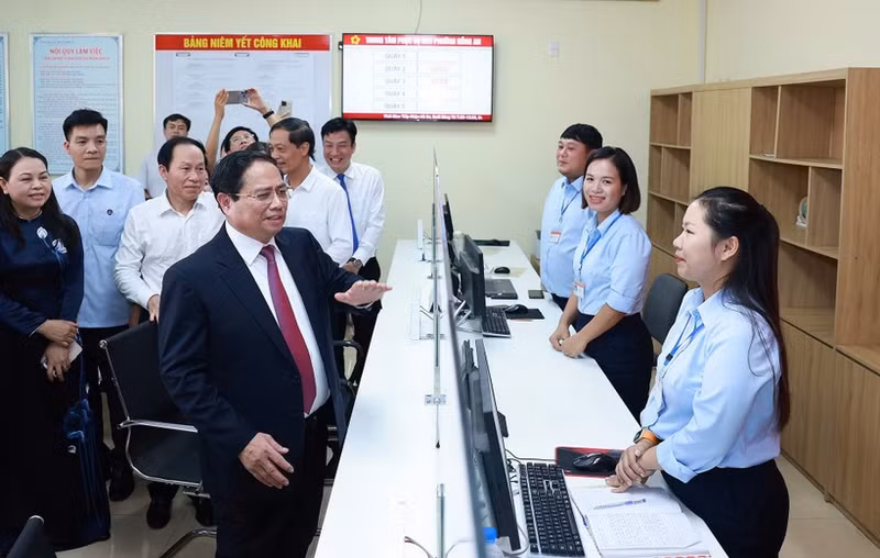 Prime Minister Pham Minh Chinh inspects the two-tier local government model in Hong An Ward, Hai Phong City.