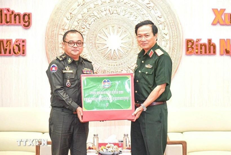 Cambodian Development Department of Cambodia's Ministry of National Defence presents Lunar New Year gifts to the armed forces of Military Region 9. (Photo: VNA)