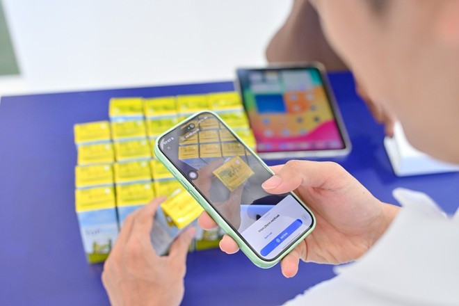 TH has become a pioneer in providing data on NDA Trace, a product traceability solution developed by Vietnamese experts under the National Data Association (NDA). With this technology, each product batch is assigned a unique QR code, ensuring safety and enabling easy verification at every stage—from production, import, and quality inspection to packaging, transport, and retail. (Photo: VNA)