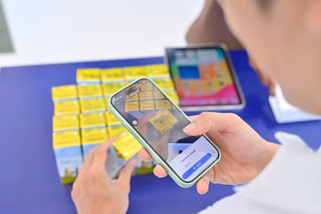 TH has become a pioneer in providing data on NDA Trace, a product traceability solution developed by Vietnamese experts under the National Data Association (NDA). With this technology, each product batch is assigned a unique QR code, ensuring safety and enabling easy verification at every stage—from production, import, and quality inspection to packaging, transport, and retail. (Photo: VNA)