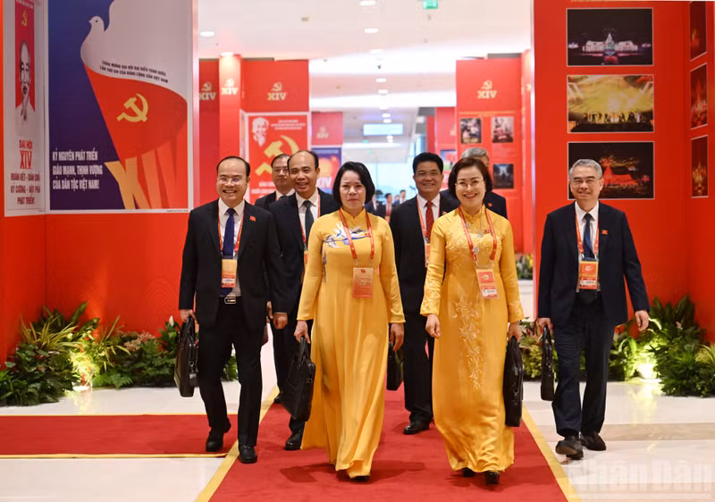 Delegates arrive to attend the fourth working day of the Congress.