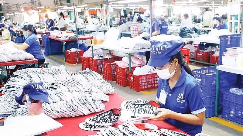 Workers during working hours at a private enterprise in Dong Nai Province. (Photo: Nhan Dan Newspaper)
