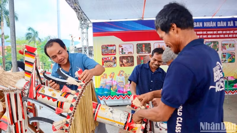 Artisans in Quang Ngai province, decorating and shaping the Co people's neu pole. (Photo: DONG HUYEN)